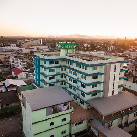 Morakot Twin Chumphon Hotel Bagian luar foto