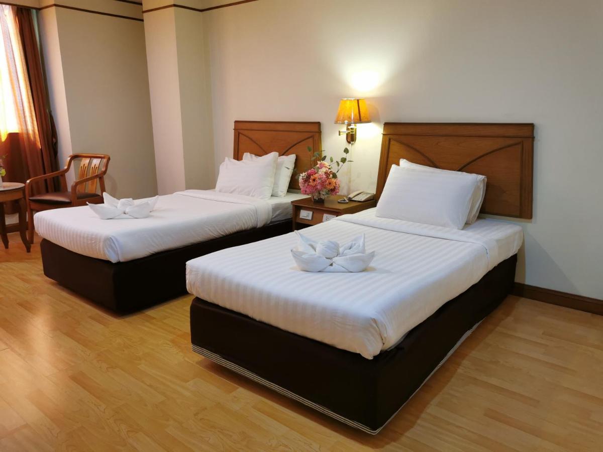 Morakot Twin Chumphon Hotel Bagian luar foto