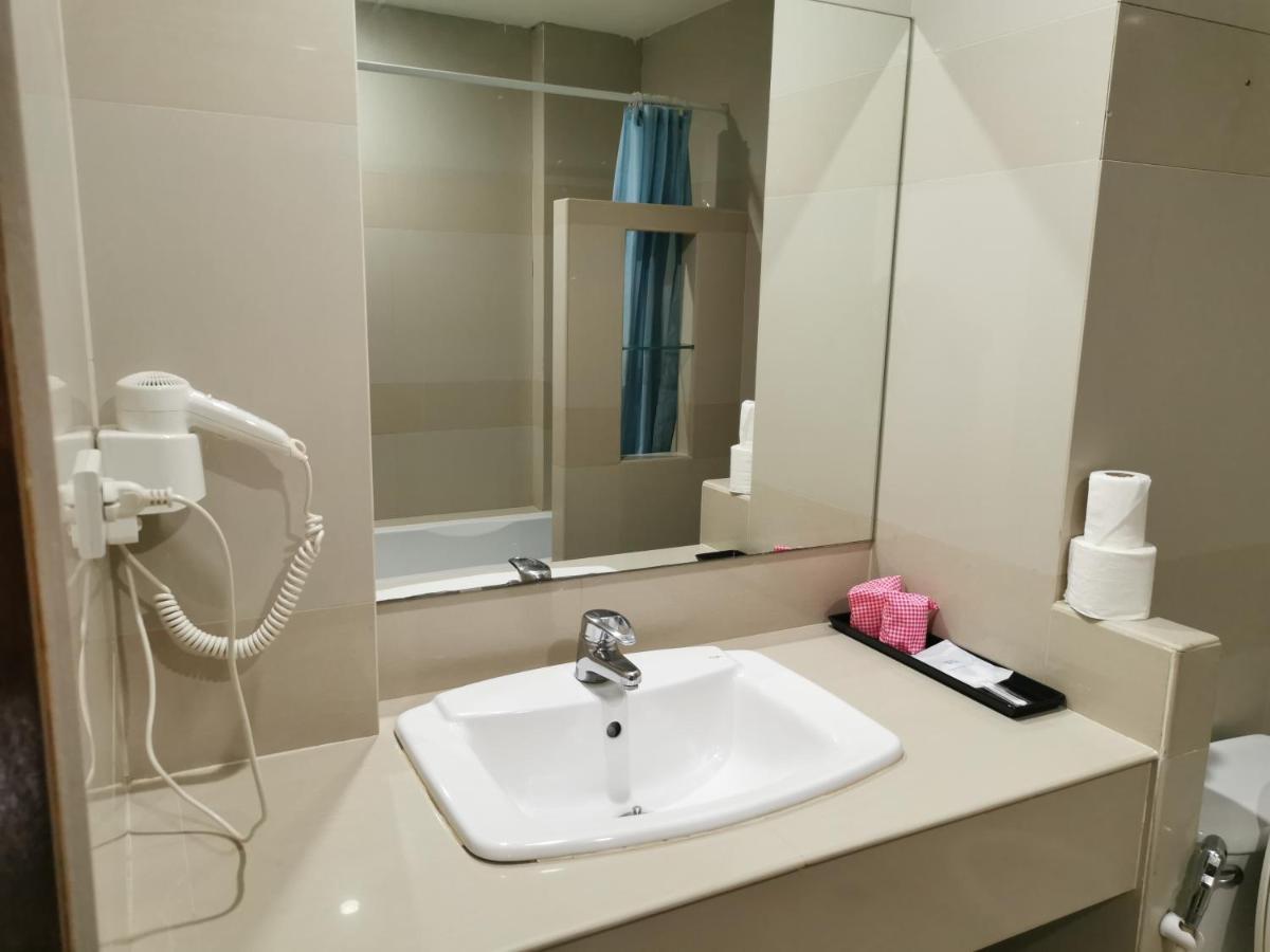 Morakot Twin Chumphon Hotel Bagian luar foto