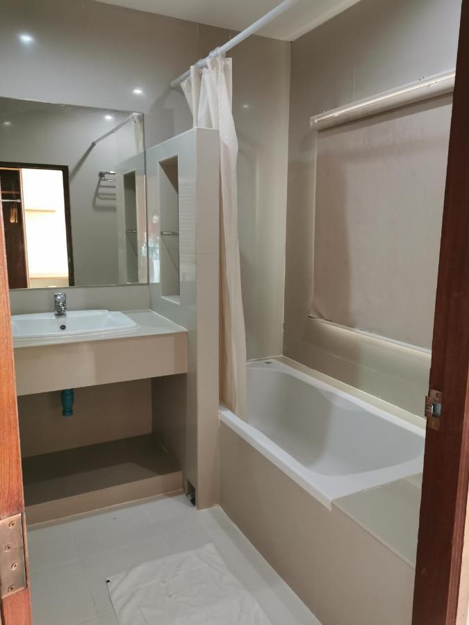 Morakot Twin Chumphon Hotel Bagian luar foto