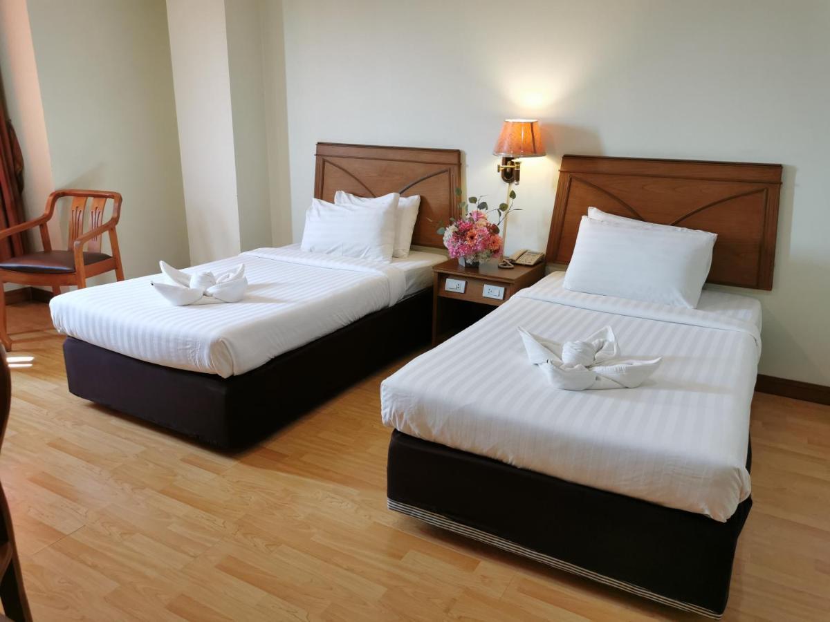 Morakot Twin Chumphon Hotel Bagian luar foto