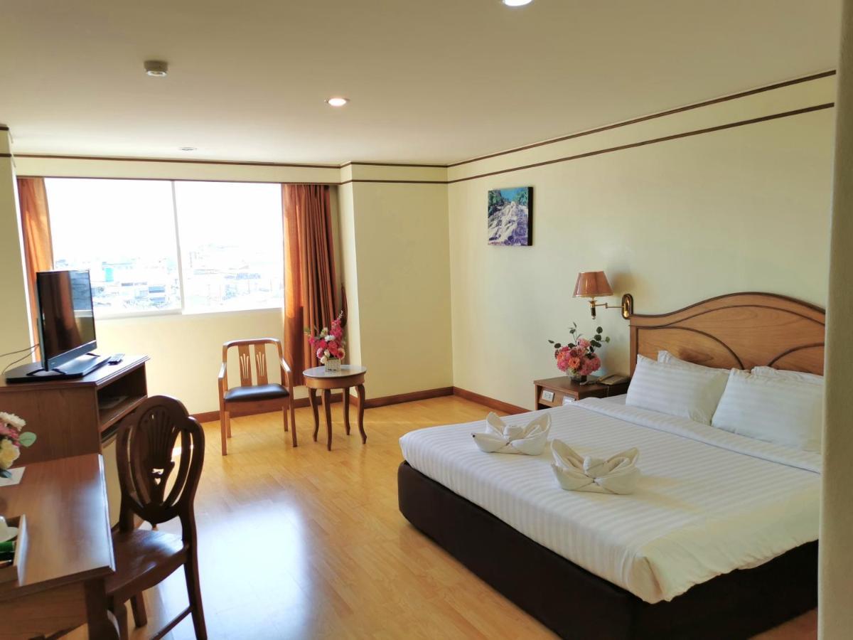 Morakot Twin Chumphon Hotel Bagian luar foto