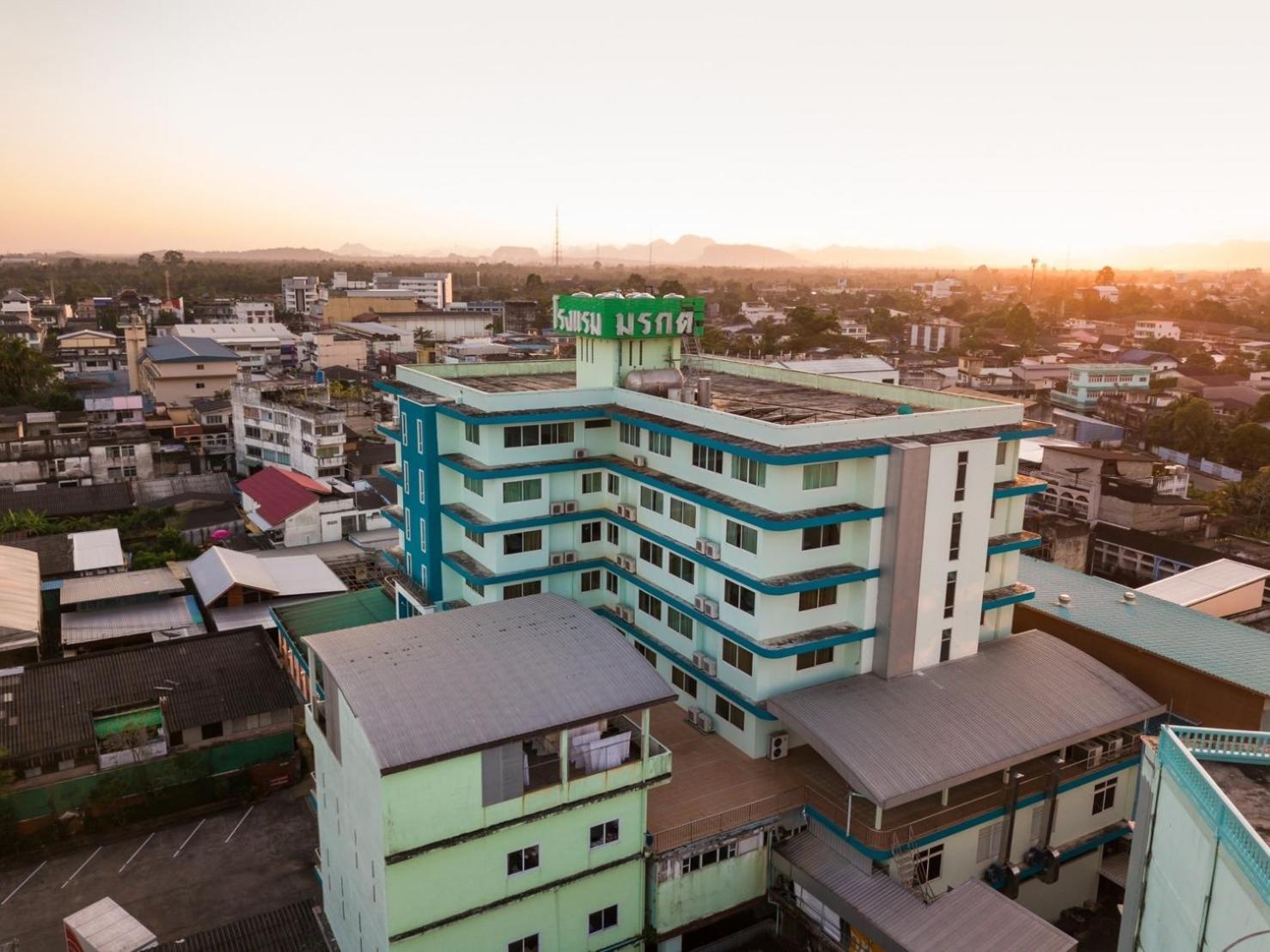 Morakot Twin Chumphon Hotel Bagian luar foto