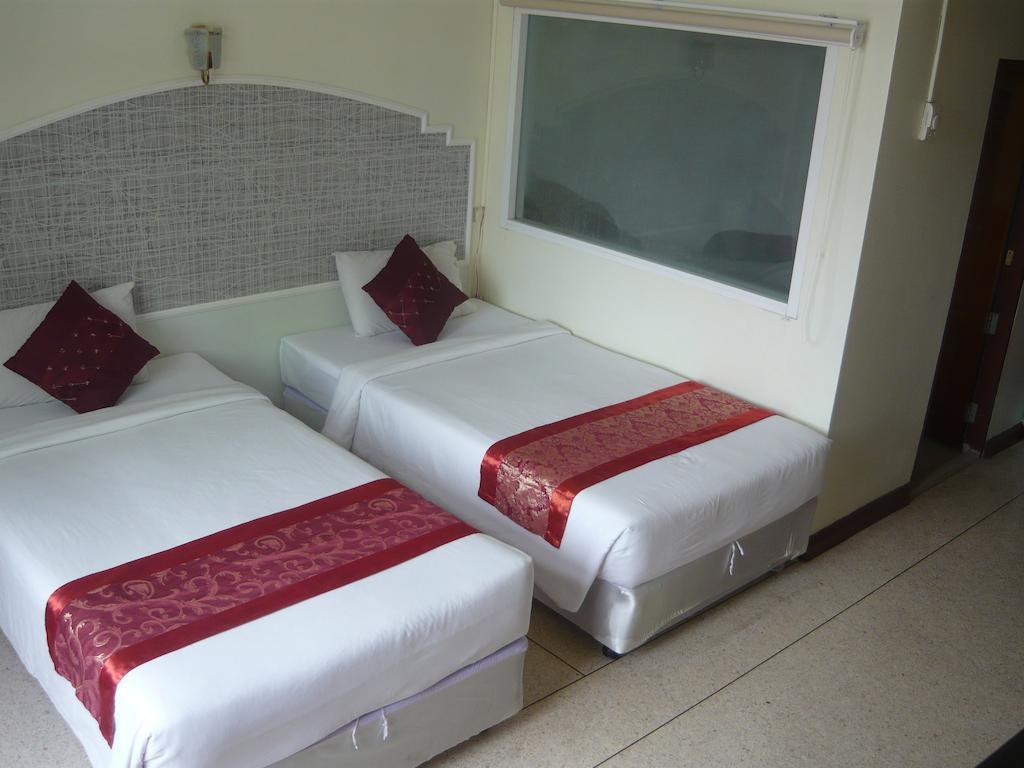 Morakot Twin Chumphon Hotel Bagian luar foto