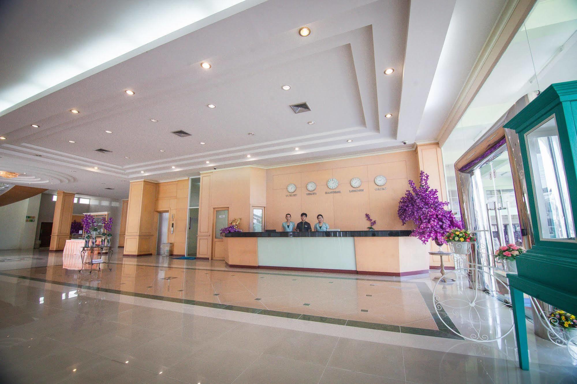Morakot Twin Chumphon Hotel Bagian luar foto